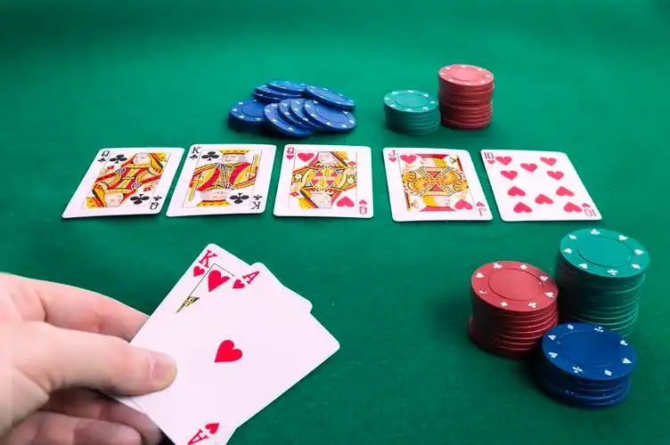 Live match feed with score and updated odds